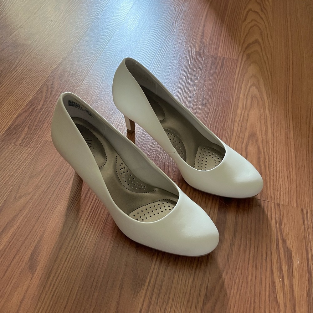 NWOB White Dexflex Comfort Heels 7